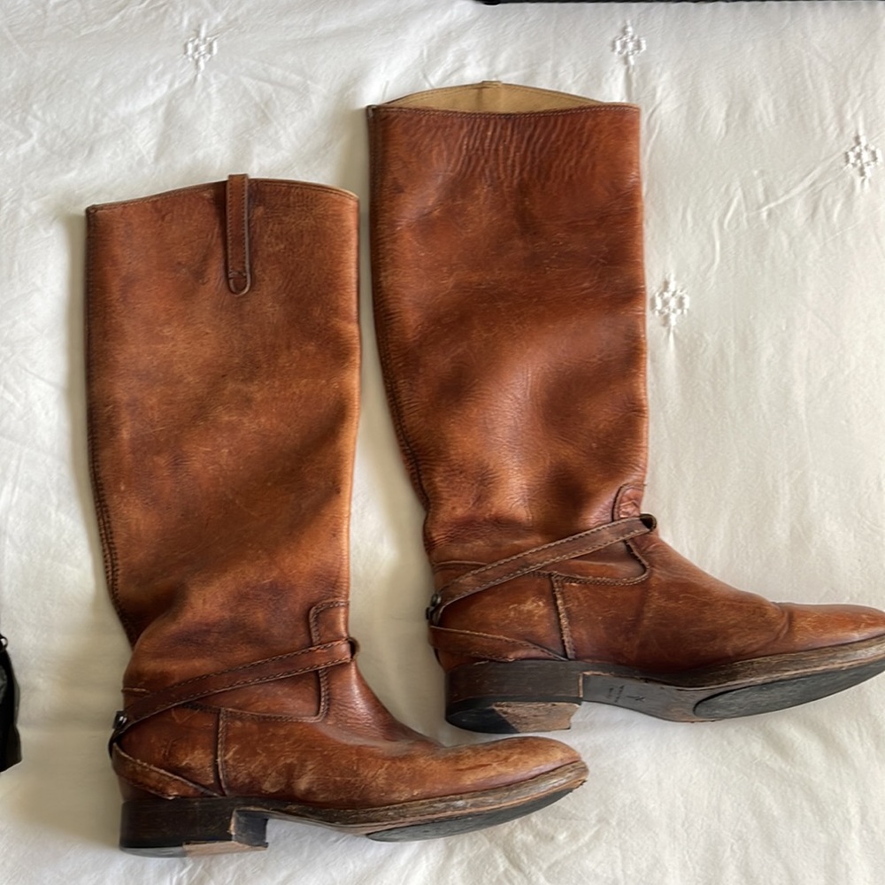 Women’s Brown tall Frye boots, worn in with the perfect vintage touch. Size 8